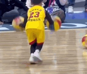 星空体育-篮球掉了小朋友机智救场获全网点赞 暖心后续来了|东莞|东莞市|广东省|幼儿园|奖杯_新浪新闻